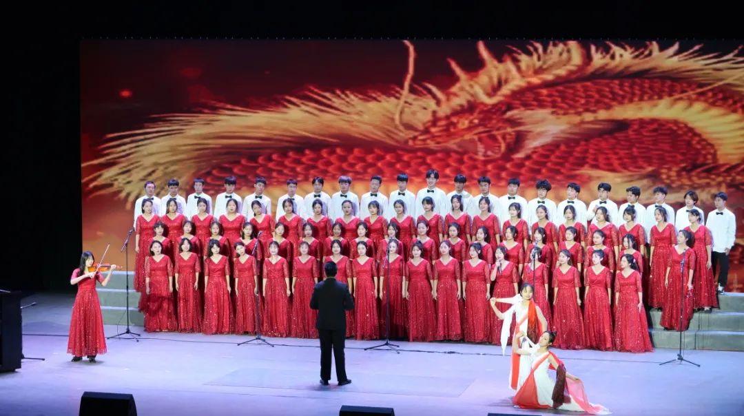 火车站一职工自学手语服务聋哑旅客,网友:平凡的岗位上也能做出不平凡的事!